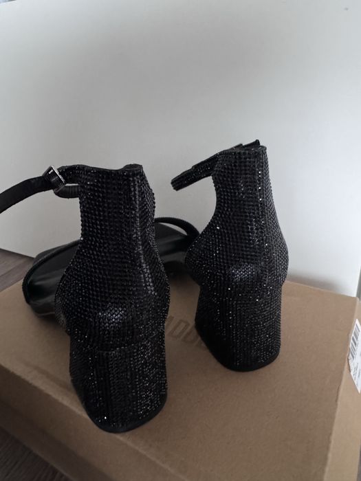 Токчета обувки на дебел ток с камъни черни Steve Madden