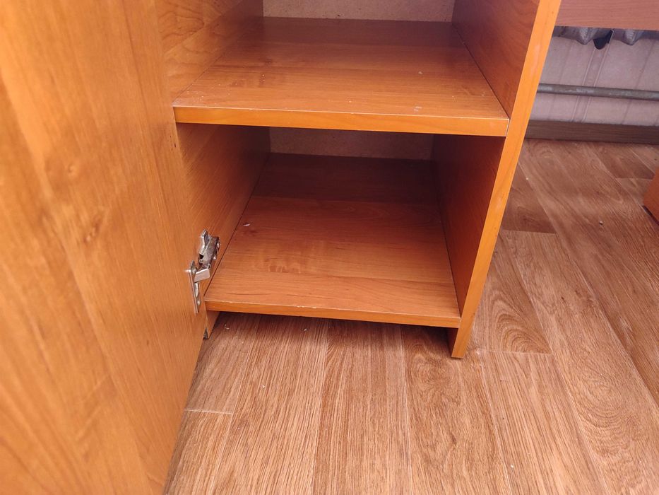 Деревянный стол.