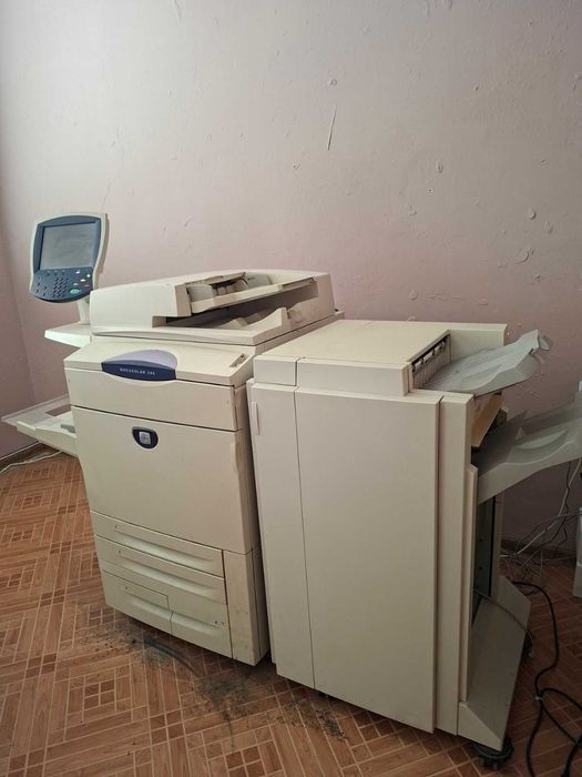 Професионален цветен лазерен принтер Xerox DocuColor 240 (с финишер)