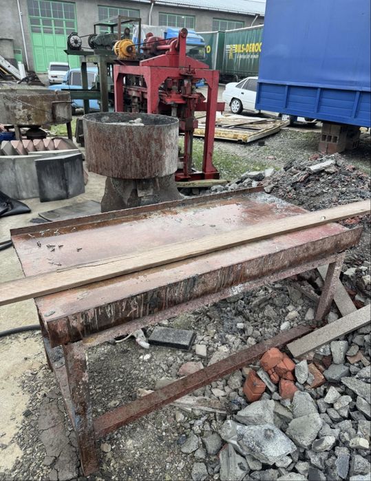 Станок брусчатки и шапки