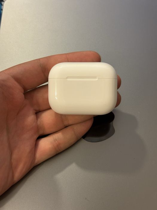 Apple AirPods Pro 3 - почти чисто нови