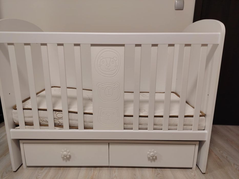 Детска кошара  с  люлка не е използвана никога,и подарък матрак(  нов)