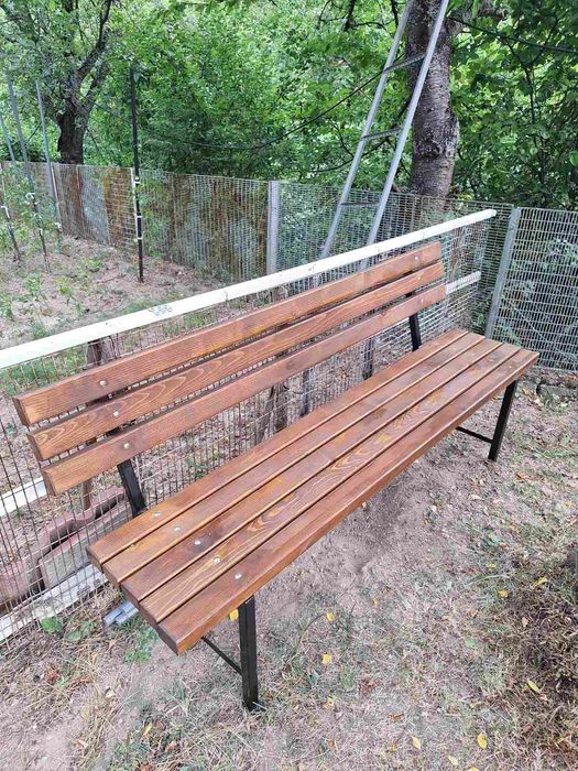 Пейки със метални крачета