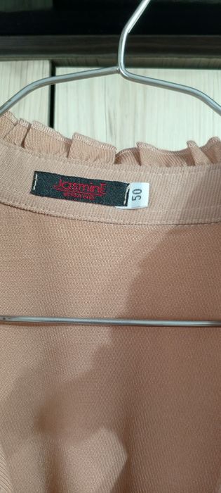 Б/у платья в продаже.