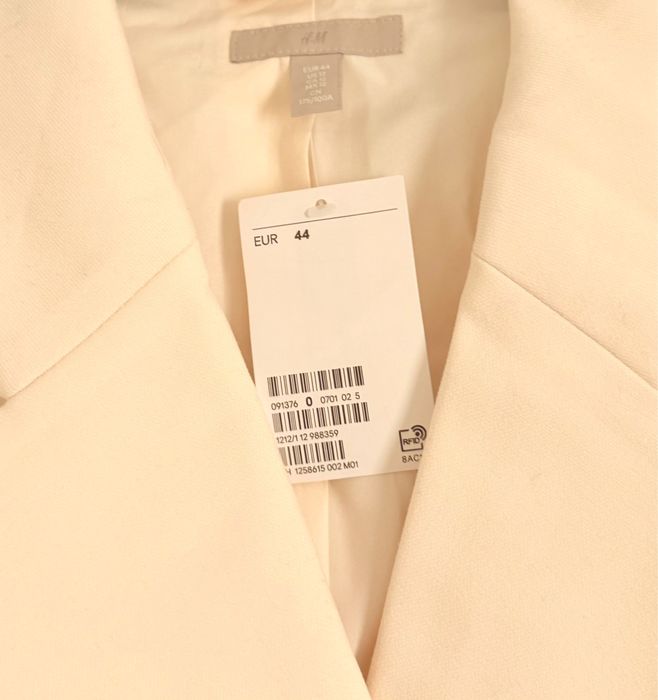 Sacou H&M crem elegant, model cambrat, nou cu etichetă