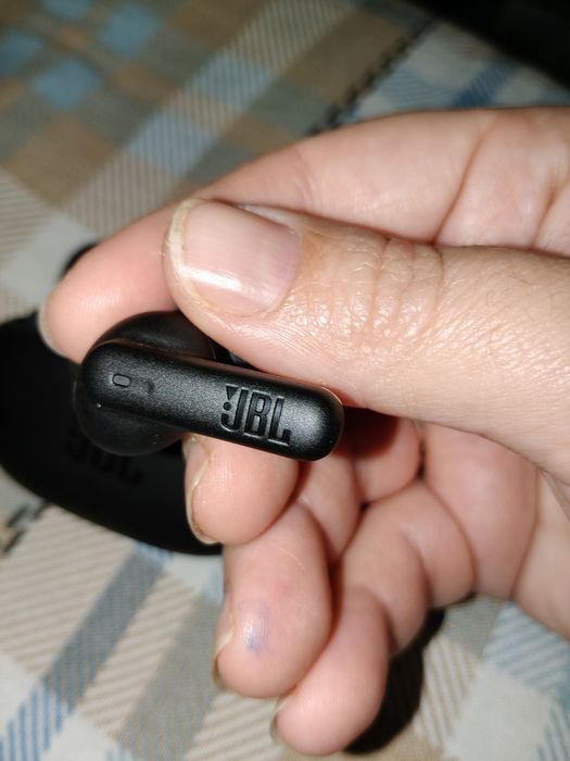 Продам новые наушники JBL