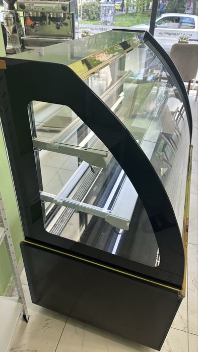 Хладилна витрина за торти