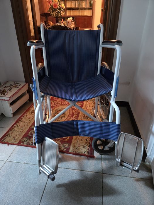 Scaun cu rotile pliabil pentru adulti