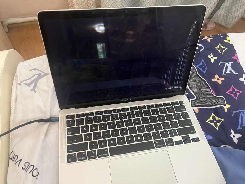 Продам Macbook Air 13