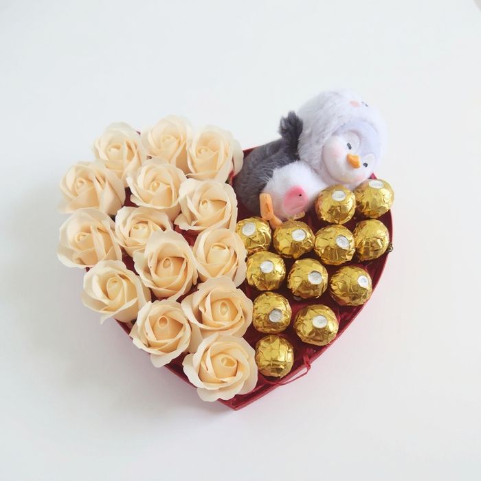 Элитный подарочный бокс с цветами и шоколадом Ferrero
