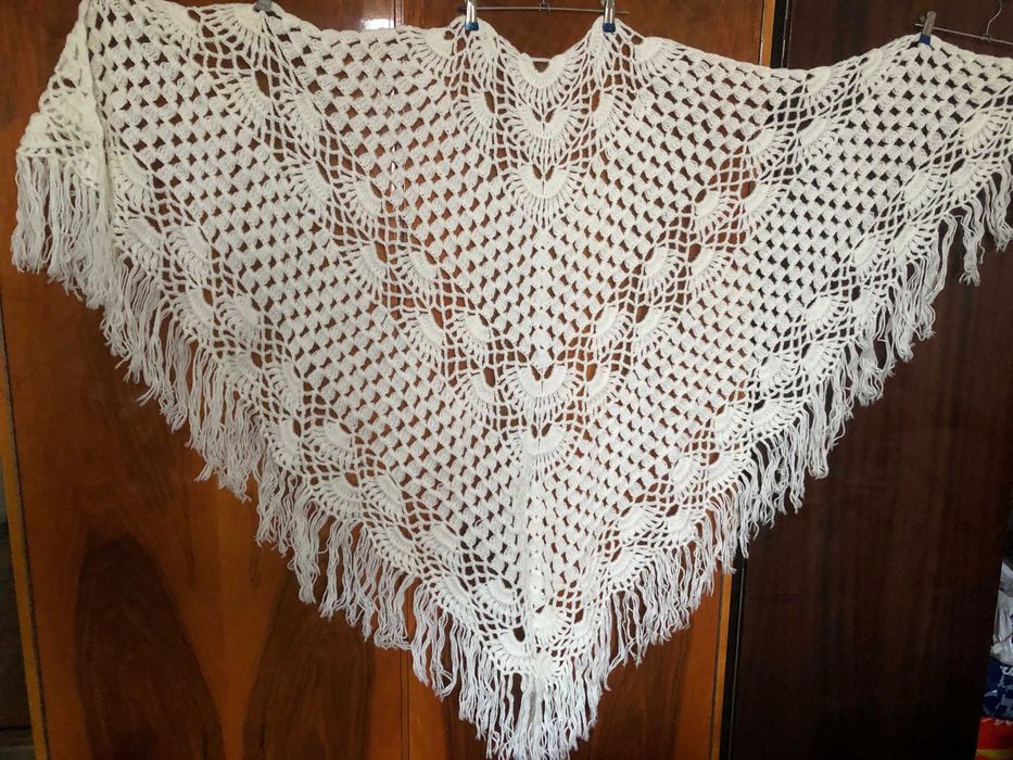 Нарядная вязанная шаль