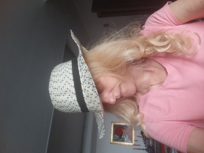 Pălărie fedora cu bentiță neagră, mărime universală.