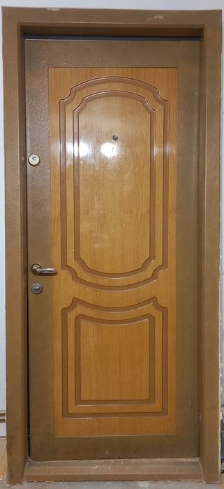 Ușa 2 m x 0,95 m, stare foarte bună