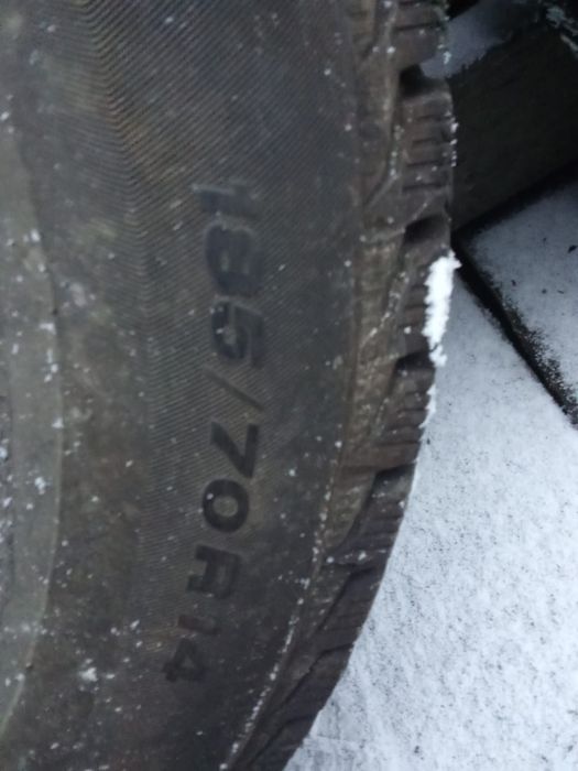 Продам 2 зимних колеса.