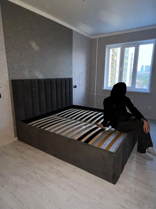 Спальный гарнитура и диван