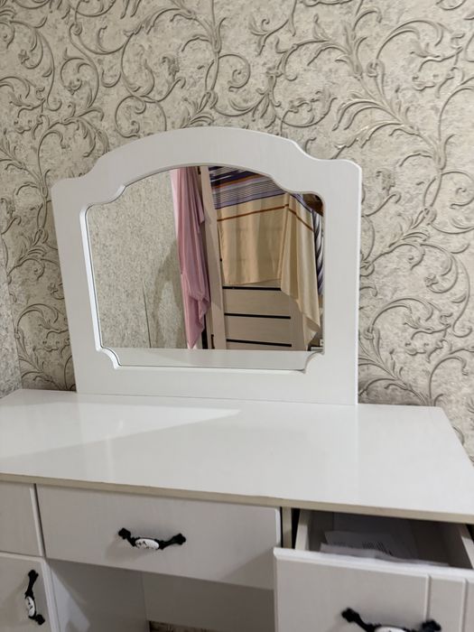 Туалетный столик с зеркалом