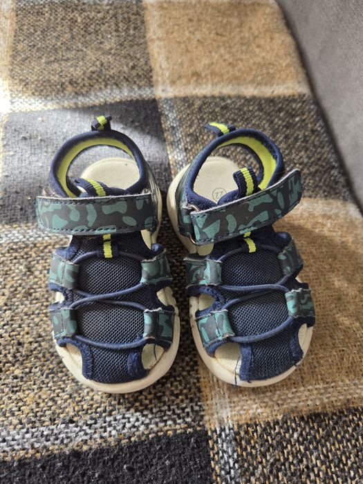 Сандалики для малыша 22 размер