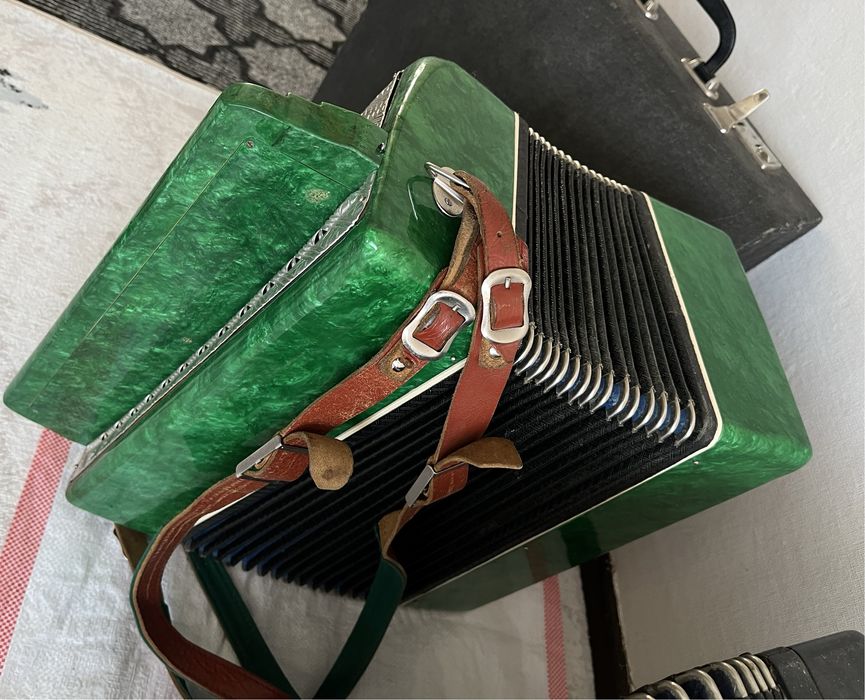 Продам баяны . 3шт .