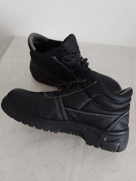 Bocanci de protecție cu bombeu metalic