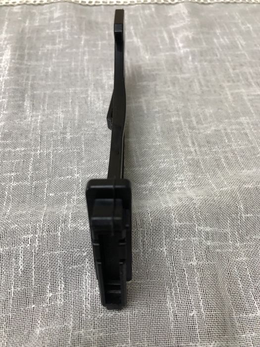 Държач/панта/ десен за жабка на Астра G