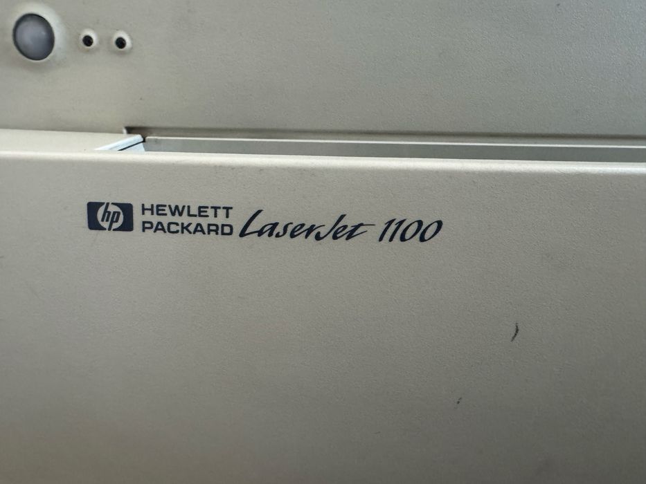 HP LASERJET 1100 и две пълни тонер касети. Захранващ и интерф. кабели