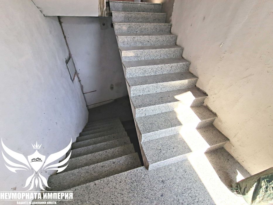 Продавам триетажна сграда 470РЗП с двор 280кв. в гр.Асеновград