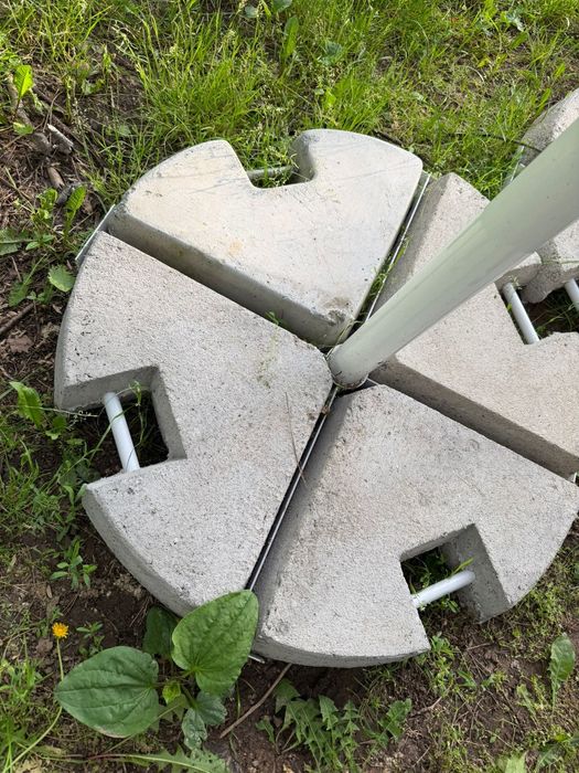 Umbrela mare foarte bună cu suport de fier și pietre