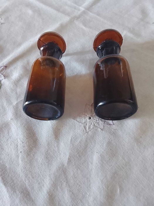 Doua sticlute vechi de farmacie  . 50 lei
