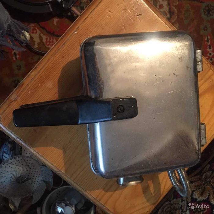 Продается Вафельница в отличном сост.  ( СССР 70-80 г) .