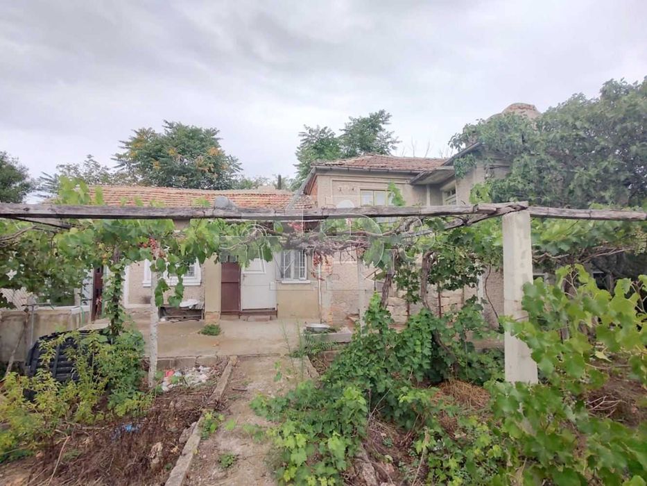 с. Бдинци, обл. Добрич, къща с голям двор, ток, вода, 17500евро