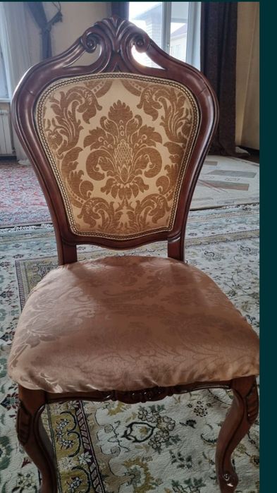 Дубовые стулья и стол