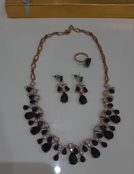 Ожерелье, серьги и кольцо в комплекте