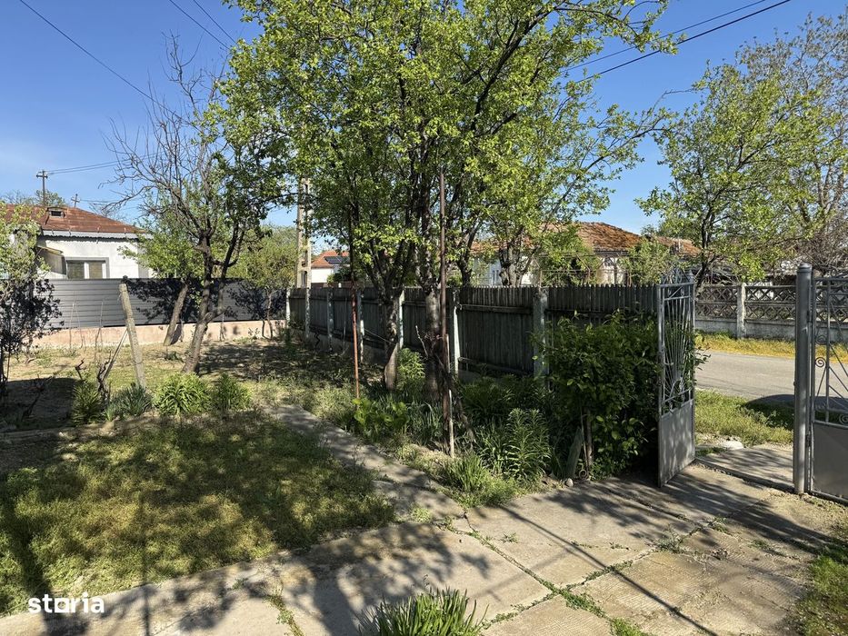 Ulmeni, Buzau, Casă cu pivniță și curte mare în mediul rural