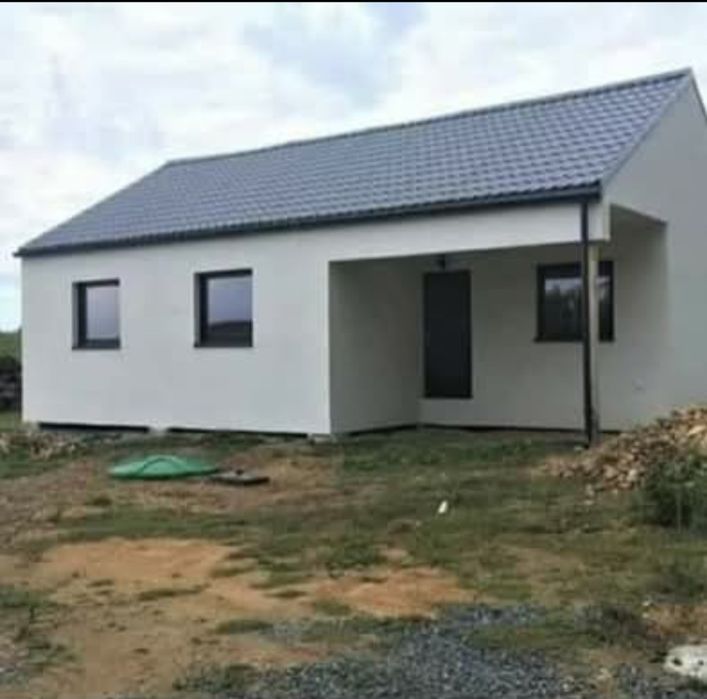 Vând casă pe structură metalică timp panouri sandwich