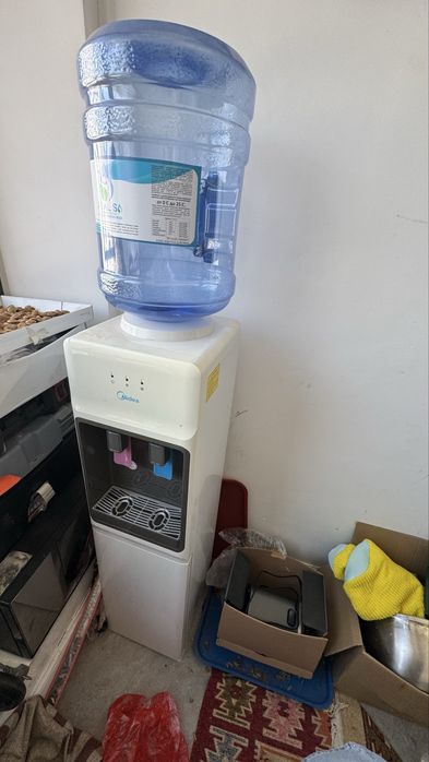 Кулер для воды диспансер