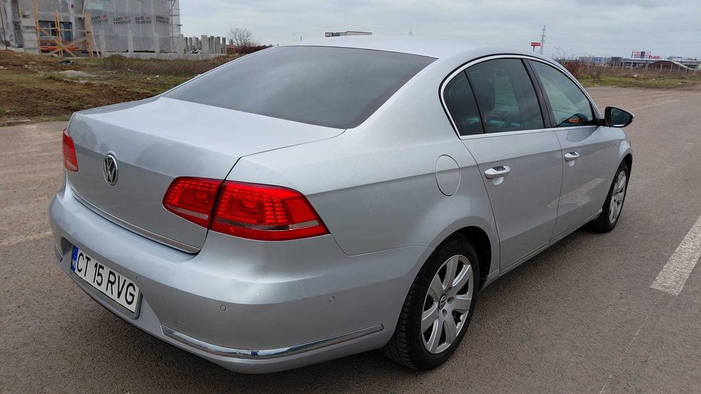 Vand VW Passat B7 Highline Berlina 2.0 TDI manuală