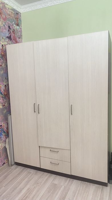 Шкаф трехдверный