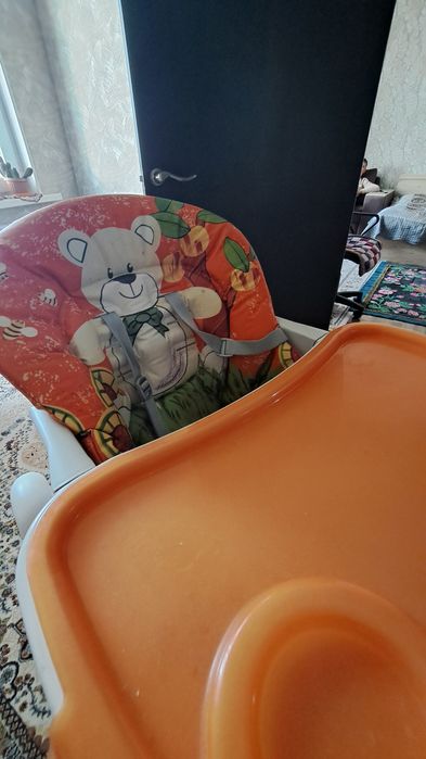 Стул и стол для кормления малышей