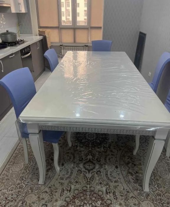 Большой белый стол со всеми стульями