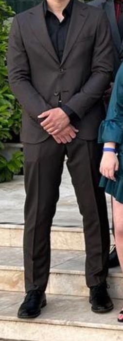 Vând costum, 2 piese, culoare maro