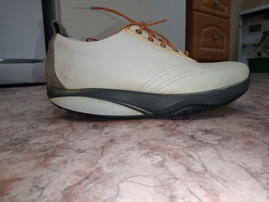 Продам кроссовки MBT