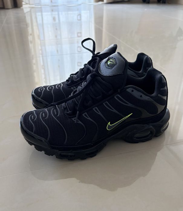 Nike Air Max Plus TN – Black/Volt Neon – Mărimea 42 – Stare Excelentă