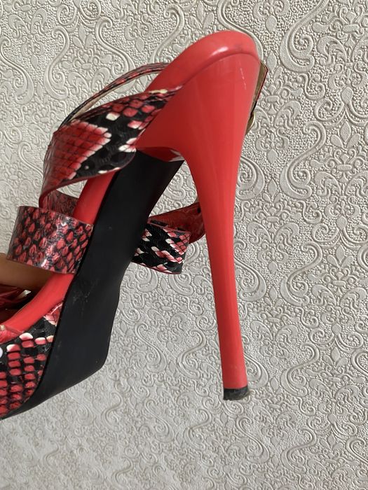 Продам босоножки