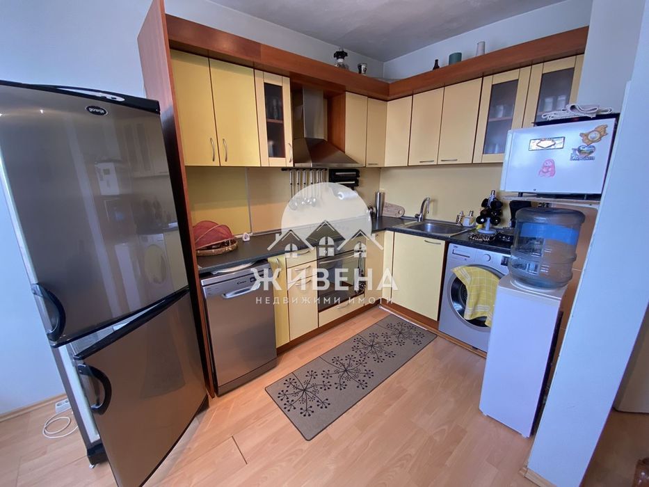 Продавам триетажна къща в обл.Варна, гр. Аксаково, РЗП: 306 кв.м