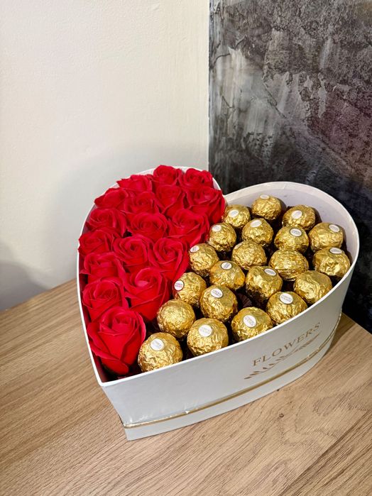 Подаръчна кутия сърце с Ferrero Rocher и декоративни рози
