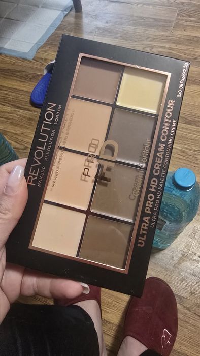 Продавам нов комплект грим Makeup Revolution / Revolution Pro