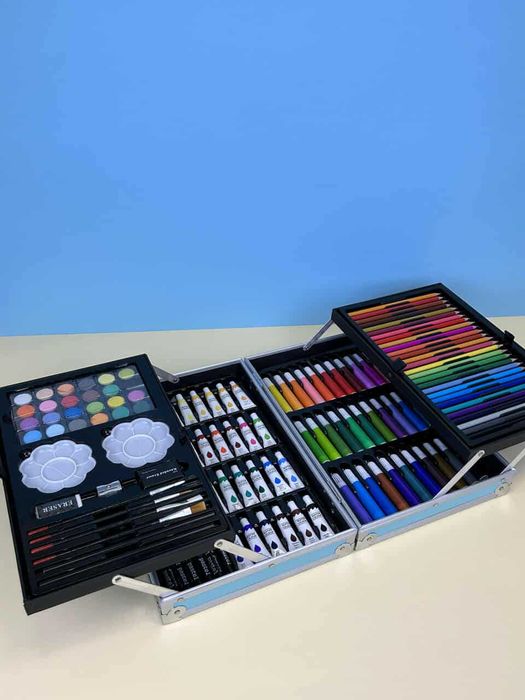 Творчески комплект за рисуване с изключително разнообразие от цветове