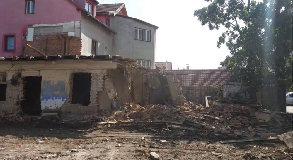 Transport moloz nisip piatra gunoi mobila demolari avem si manipulanti