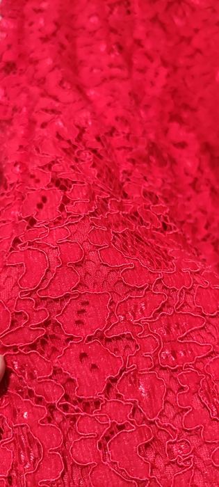 Вечернее платье алого цвета с гипюром