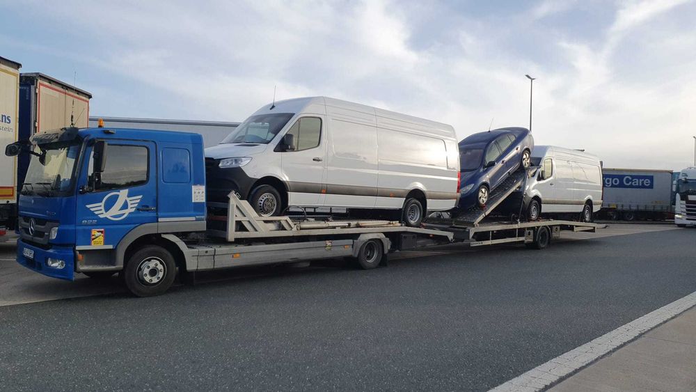 Transportor auto Mercedes Atego cu structura transport auto